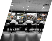 Monitoristas calificados evalúan el desempeño del personal y el cumplimiento de las políticas operativas.