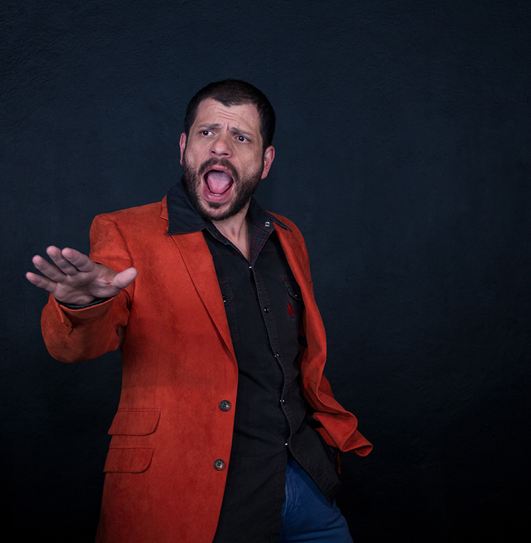 Archie Balardi conductor del programa de televisión A las 9